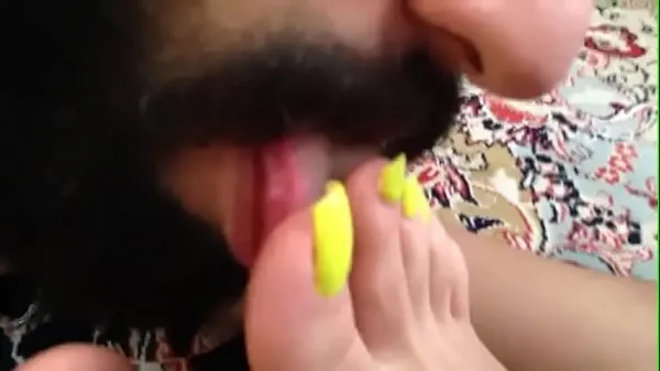 Velká Rojhin Rasuli an Iranian mistress she is the most beautiful mistress all over the world with a slave kissing her feet and licking her soles and sucking her amazing toes teplá trubice