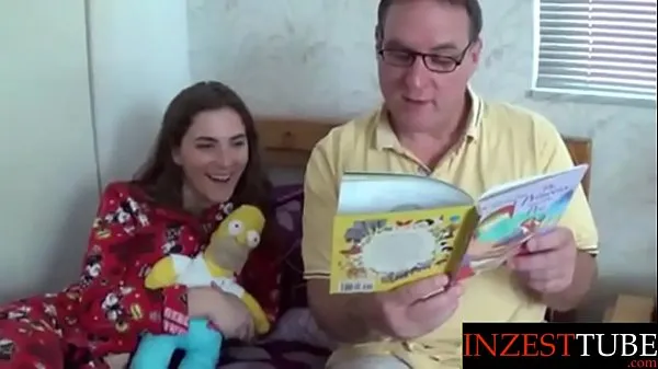 Gros com - beau-père lit une histoire au coucher tube chaud