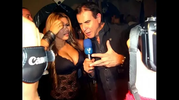 Big DJ shows her breasts warm Tube