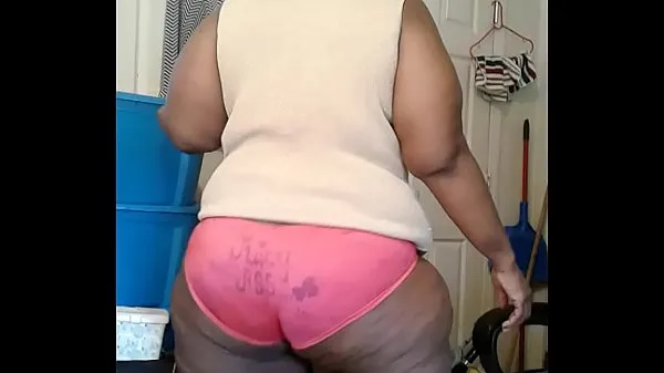 West Indie Dominican 63Inch Juicy Ass Nasty Nympho Ms Ann aka Dee Rolling her Soft Ass for her Neighbors أنبوب دافئ كبير
