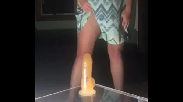 Suuri Amateur Wife Removes Dress And Rides Her Suction Cup Dildo lämmin putki