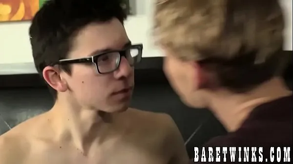 Stort Nerdy young twink blasts a load out while riding raw cock varmt rør