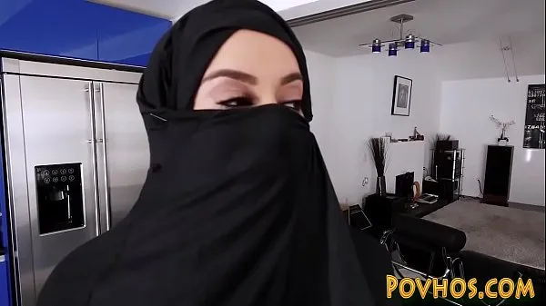 Velika Muslim busty slut pov sucking and riding cock in burka topla cev