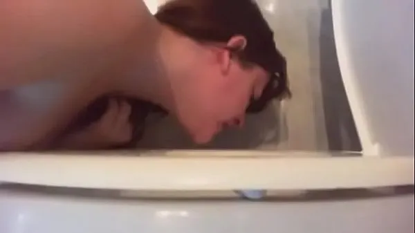 This Italian slut makes you see how she enjoys with her head in the toilet Tabung hangat yang besar
