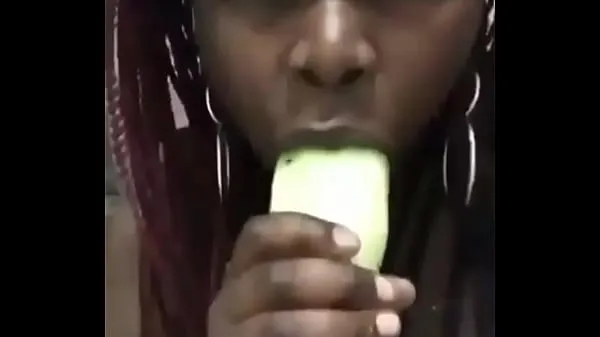 Stort Teen Deepthroat banana in Condom varmt rör