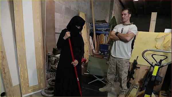 Suuri TOUR OF BOOTY - US Soldier Takes A Liking To Sexy Arab Servant lämmin putki