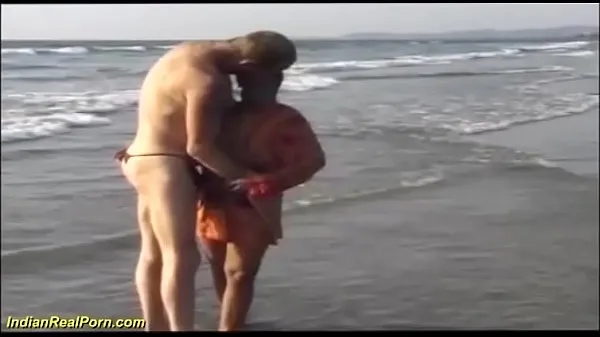 Stort wild indian sex fun on the beach varmt rør