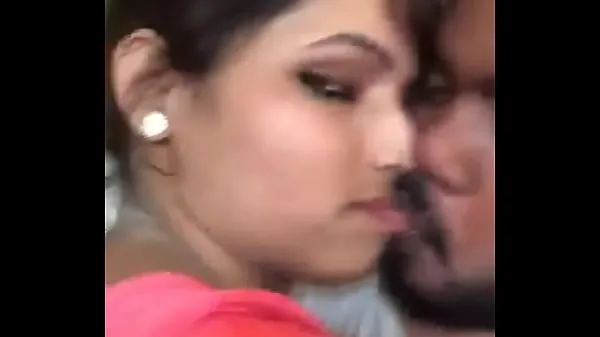 Μεγάλος Beautiful girl kissing her boyfriend θερμός σωλήνας
