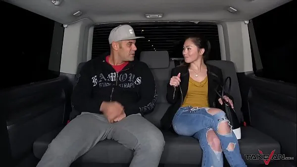 Stort Tight Asian Pussy Stretched and Jizzed in the Pick Up Van varmt rør