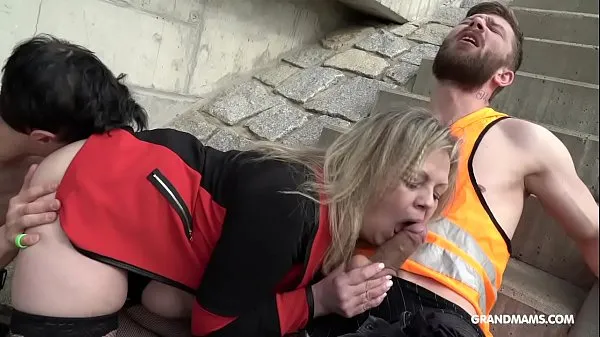 Stort This old slut is so horny she sucks 2 construction workers at once varmt rør