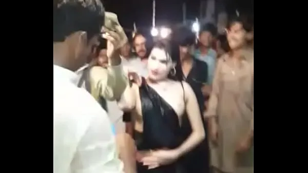 Stort Sexy Dance Mujra in public flashing boobs varmt rør