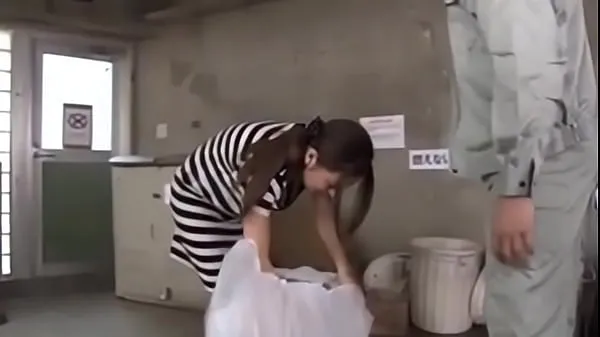 大Japanese girl fucked while taking out the trash暖管