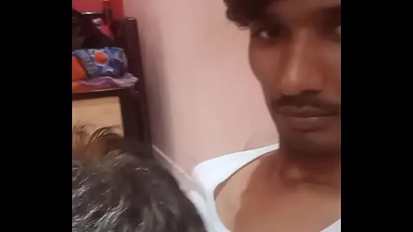 Stort Indian Horny father sucking dick varmt rør
