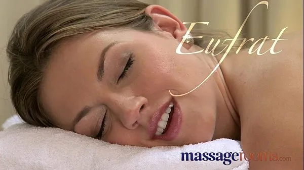 Suuri Massage Rooms Hot pebbles sensual foreplay ends in 69er lämmin putki