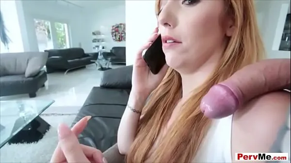 Stort Stepmom sucks my cock while she is on a conference call varmt rör