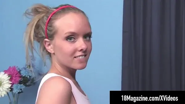 Stort Busty Blonde Innocent Teen Brittany Strip Teases On Webcam varmt rör