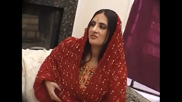 Grote Indian Bitch at work!!! She loves fuck warme buis