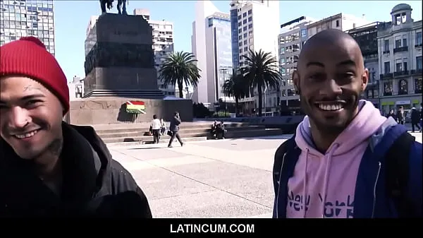 Grande Espanhol latino Twink Kendro se encontra com um cara negro latino no Uruguai para uma cena de merda tubo quente
