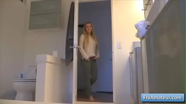 Stort Busty blonde teen Zoey fuck her pussy with blue dildo toy in bathroom varmt rör