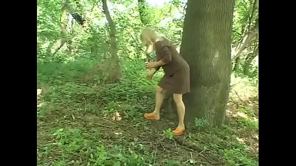 Grote Mature well-padded blonde Sharone Lane seduced young guy in the forrest warme buis