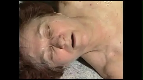 Stort Hairy granny takes a huge facial from her young fucker varmt rør