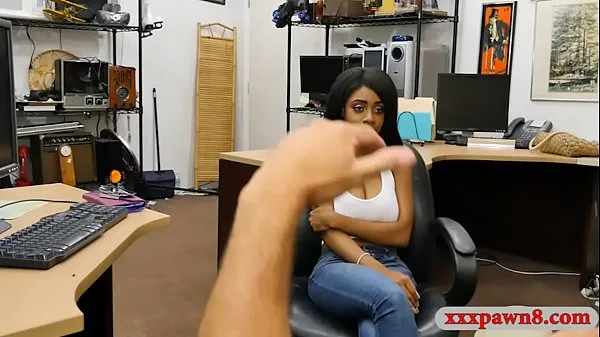 Stort Huge boobs ebony gives a BJ and nailed by pawnshop owner varmt rør