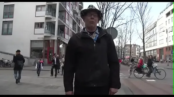 Большая Похотливый мужчина посещает Амстердам теплая трубка