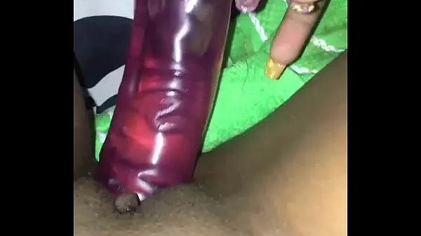 HOT EBONY DILDOING HER WET PUSSY UNTILL SHE CUMS AND SQUIRTS Tabung hangat yang besar