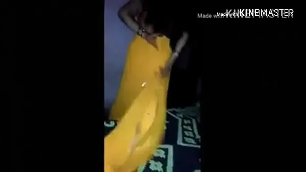 Gros Bhabhi, femme au foyer, chaude et chaude, en jupon jaune de saree, fait une à ses vendeurs de soutien-gorge tube chaud