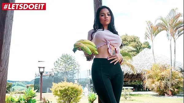 Latina Teen Babe shows what she does after work Tabung hangat yang besar
