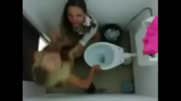 Ống ấm áp The video of the playing in the bathroom fell on the Net lớn