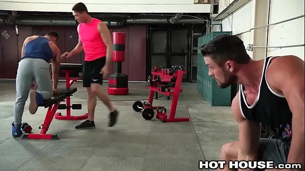 Veľká HotHouse Ryan Rose Cumshot For 2 Of His Boys At The Gym teplá trubica