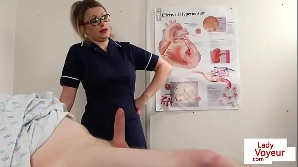 Ống ấm áp Bossy voyeur nurse instructs patient to wank lớn