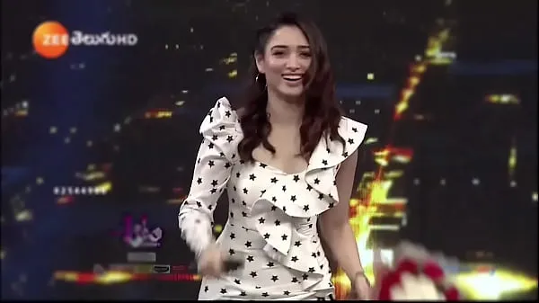 Ống ấm áp Tamanna in White Skirt Thighs Spicy Stage Dance lớn