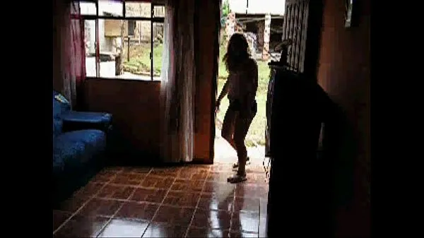 Suuri Sula at household chores in pressed shorts lämmin putki