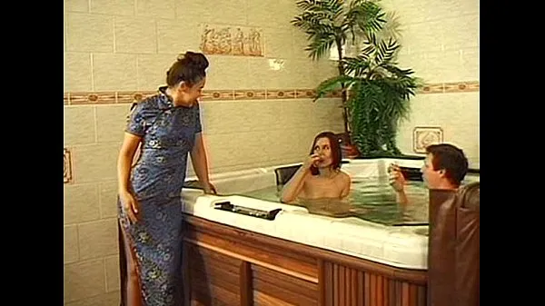Velika pootje baden (playing in bathtub topla cev
