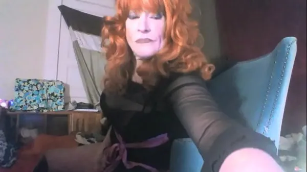 Stort SEXY RED HEADED TRANNY swallows her 8" vibrating dildo varmt rør