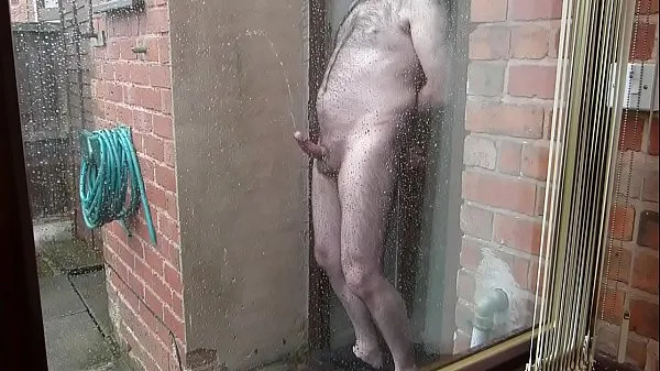 Stort Pissing And Cumming In The Rain varmt rør