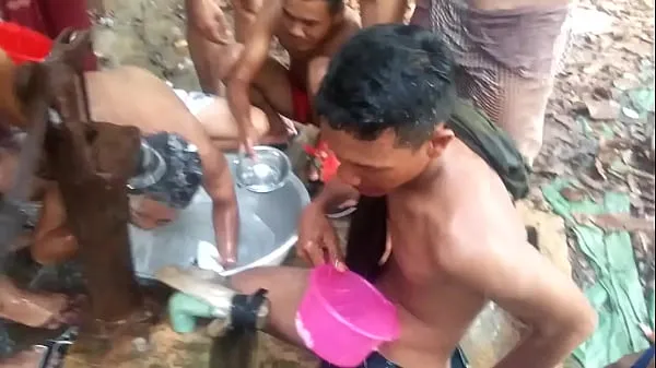 Grote Khmer men take a bath warme buis