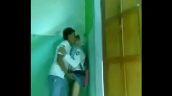 Ống ấm áp Teenage girl loves sex from the first moment The video continues on this site lớn
