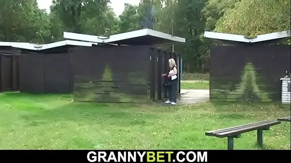 大Busty blonde granny takes cock in the changing room暖管