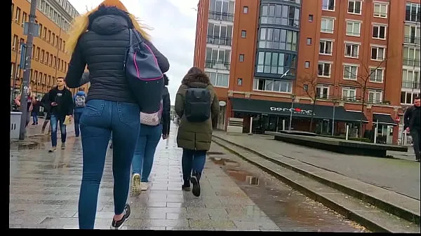 Stort Huge Ass In Jeans Spotted varmt rør