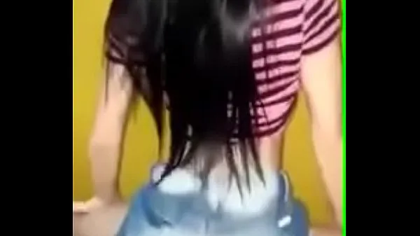 Young girl dancing funk in shorts أنبوب دافئ كبير