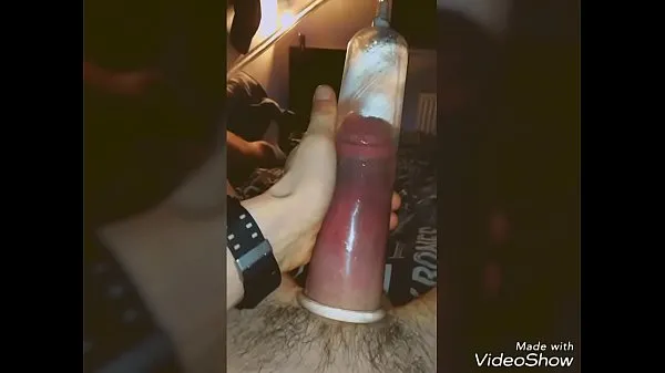 Grote teenage boy and his big dick after using a pump warme buis