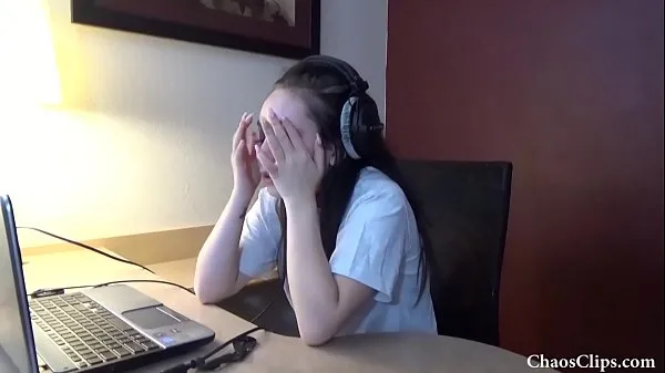 Suuri 18 year old Lenna Lux masturbating in headphones lämmin putki