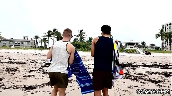 Duża Gay beach boys ciepła tuba