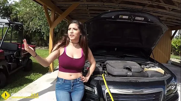 Roadside - Latina wife has sex with her mechanic outside أنبوب دافئ كبير