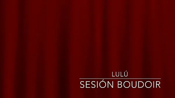 Stort Lulu presents her first film to XVIDEOS. Helped by the expertise of Lente Boudoir, She could feel more and nore relaxed so the last photos became really hot. Enjoy it varmt rør