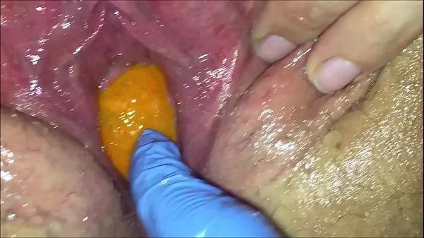 بڑی Tight pussy milf gets her pussy destroyed with a orange and big apple popping it out of her tight hole making her squirt گرم ٹیوب
