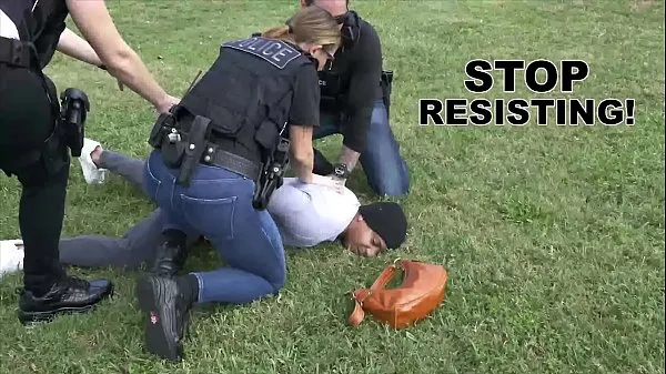 Stort BLACK PATROL - Purse Snatcher Learns A Lesson When Big Booty MILF Cops Turn Him Out varmt rør